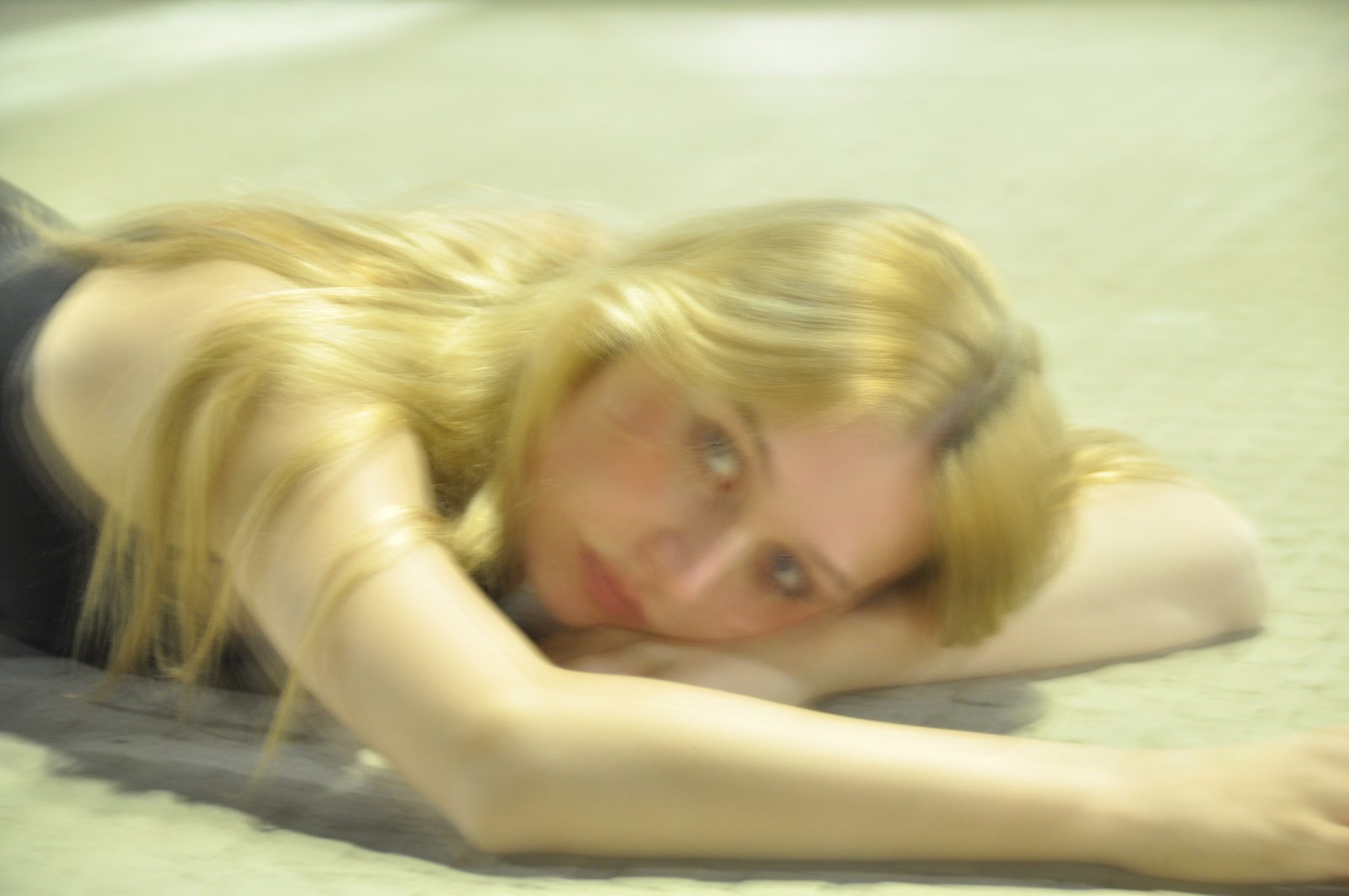 Amy Strupix liegend — Editorial-Aufnahme
