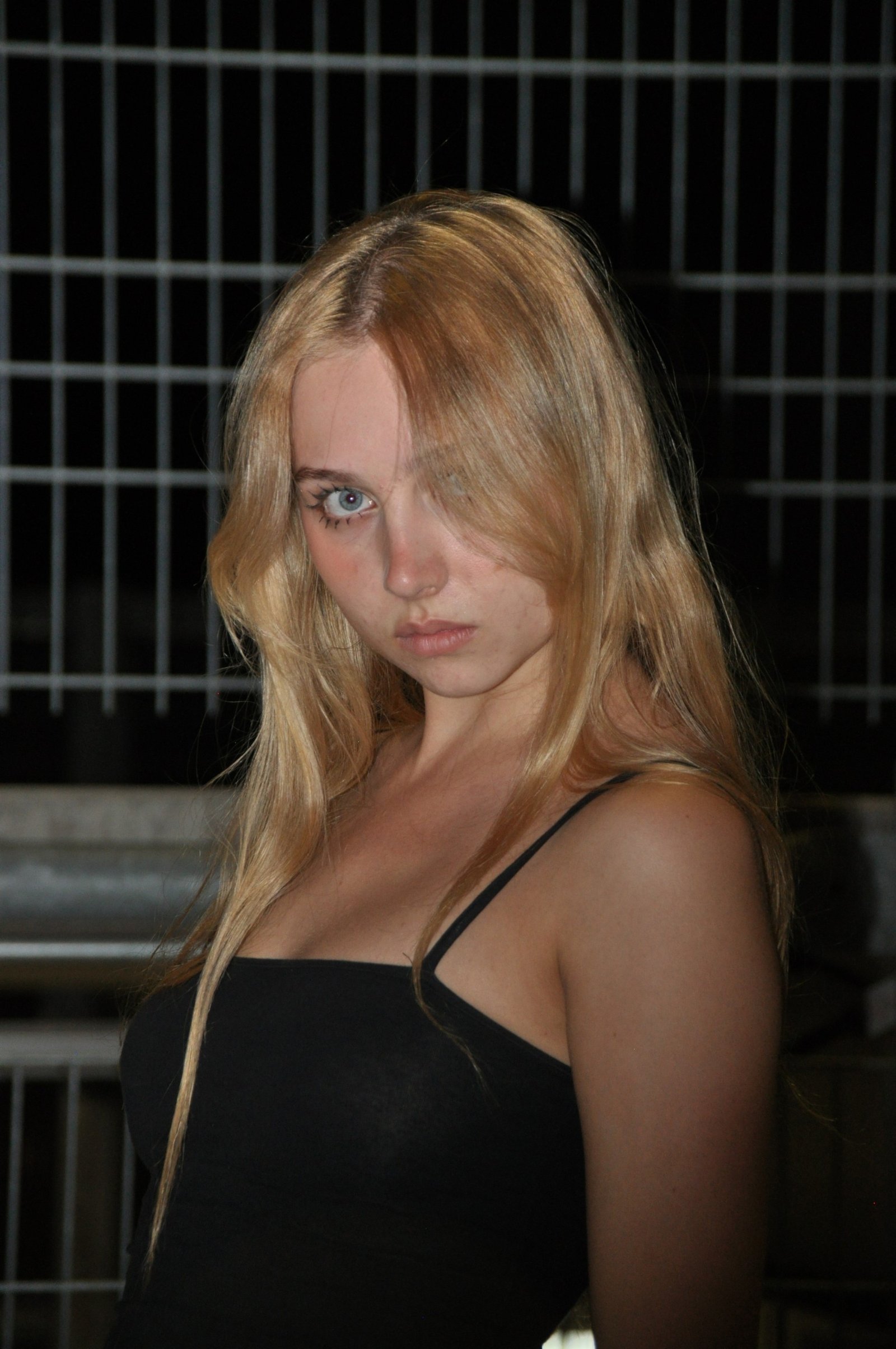 Amy Strupix bei Nacht — Porträt am Zaun