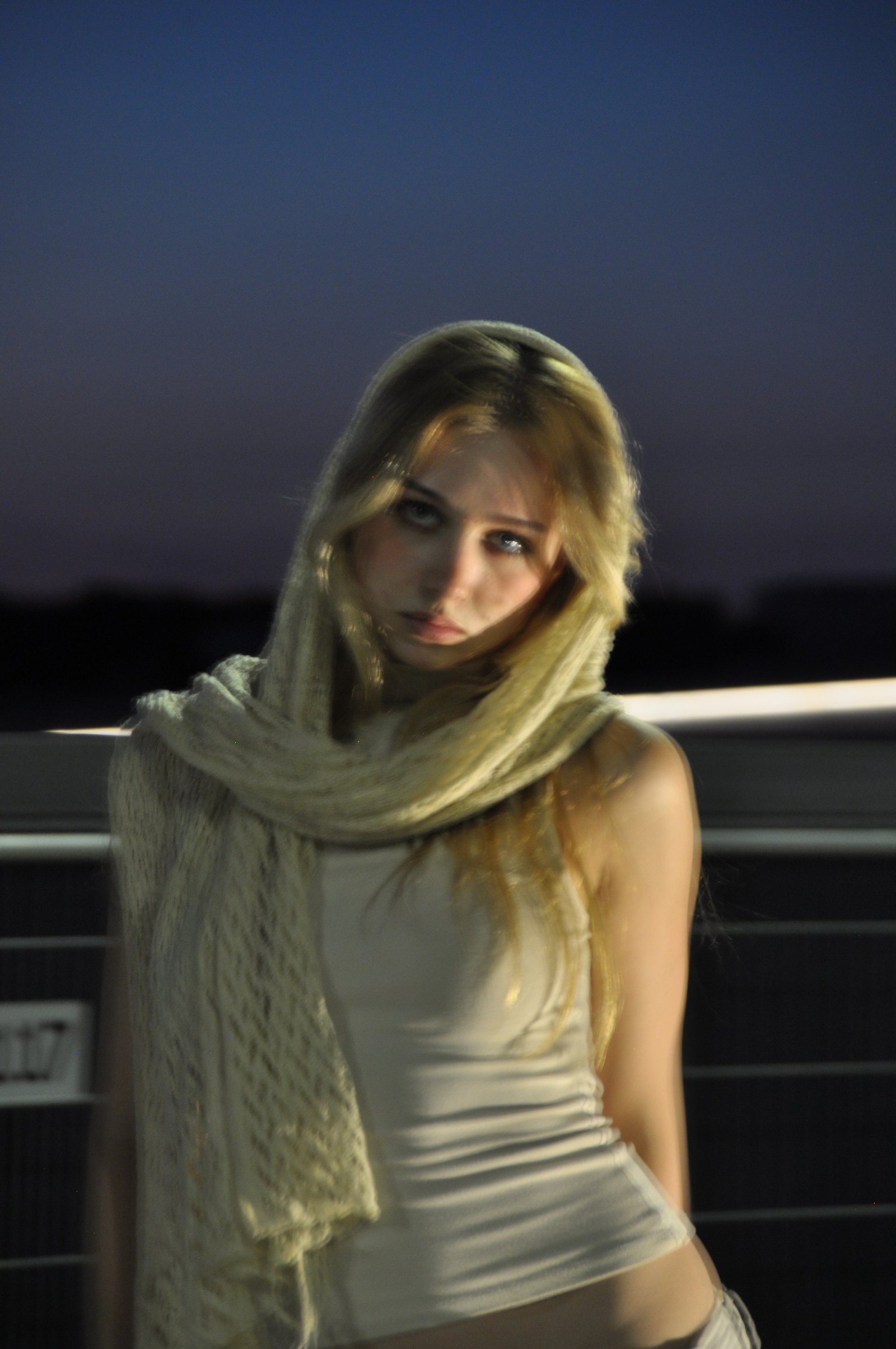 Amy Strupix bei Nacht mit Strickschal